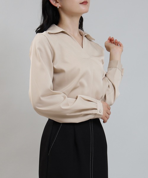TRUDEA(トルディア)の「襟付きスキッパ―ネックシャツブラウス(シャツ/ブラウス・レディース・ベージュ/ブルーグリーン/ホワイト/ネイビー/グレイッシュベージュ/サックスブルー・MEDIUM)」の4枚目の写真