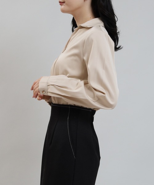 TRUDEA(トルディア)の「襟付きスキッパ―ネックシャツブラウス(シャツ/ブラウス・レディース・ベージュ/ブルーグリーン/ホワイト/ネイビー/グレイッシュベージュ/サックスブルー・MEDIUM)」の13枚目の写真