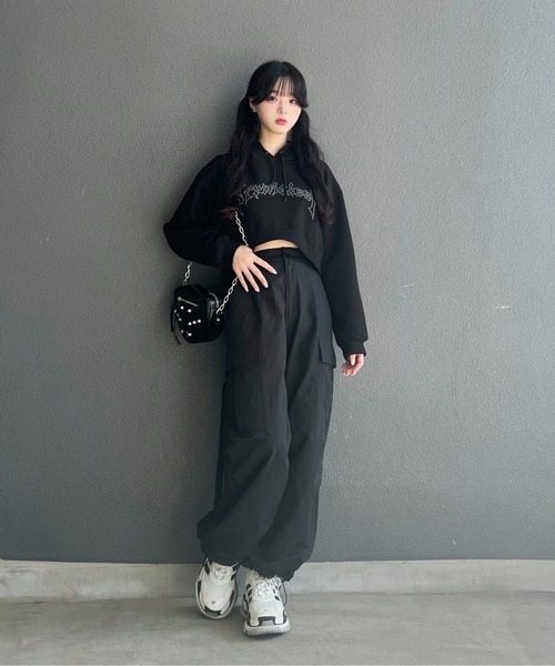 STRAY SHEEP（ストレイシープ）の「[STRAY SHEEP]ブレイクロゴクロップド丈パーカー（パーカー・レディース・ブラック/ホワイト・FREE）」の3枚目の写真