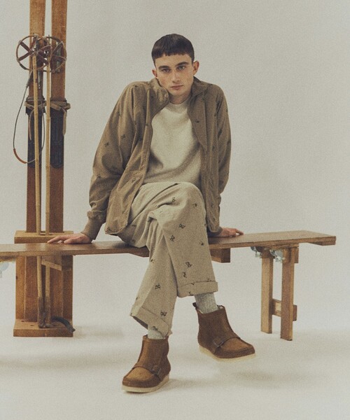 Clarks(クラークス)の「END. × Clarks ORIGINALS × BEAMS PLUS / 2 Pleats Trousers Ski Trek Man Print(チノパンツ・メンズ・ベージュ・LARGE/MEDIUM/SMALL)」の2枚目の写真
