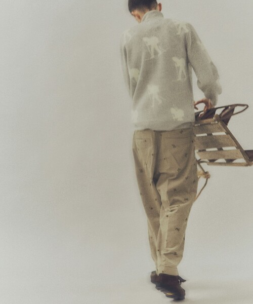 Clarks(クラークス)の「END. × Clarks ORIGINALS × BEAMS PLUS / 2 Pleats Trousers Ski Trek Man Print(チノパンツ・メンズ・ベージュ・LARGE/MEDIUM/SMALL)」の3枚目の写真