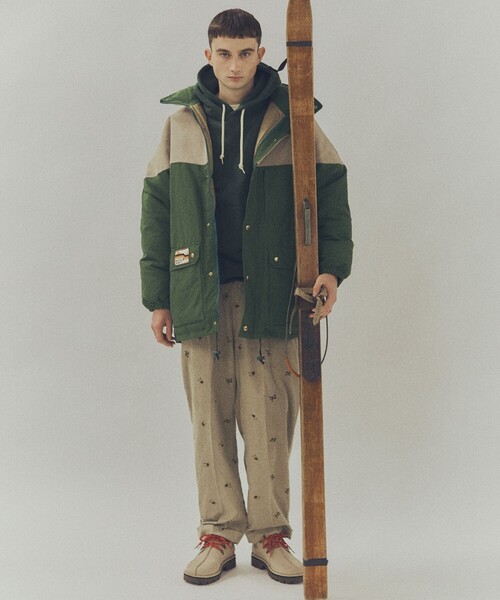 Clarks(クラークス)の「END. × Clarks ORIGINALS × BEAMS PLUS / 2 Pleats Trousers Ski Trek Man Print(チノパンツ・メンズ・ベージュ・LARGE/MEDIUM/SMALL)」の4枚目の写真