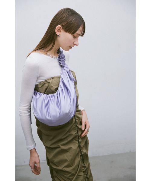 un/neu(アンノイ)の「ギャザーハンドルサテンショルダー / ボリュームワンハンドルショルダー(ショルダーバッグ・レディース・ホワイト/パープル/ブラック・FREE)」の22枚目の写真