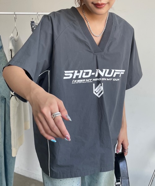 SHAGGIE（シャギー）の「オーバーサッカーユニフォームロゴナイロンTシャツ（Tシャツ/カットソー・レディース・チャコールグレー/ホワイト/グレー・FREE）」の3枚目の写真