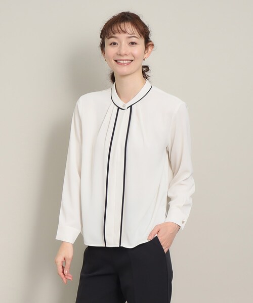 ITS'DEMO(イッツデモ)の「◆【オフィスに/さらりとした肌触り/ジャケット合わせもきまる】配色タックブラウス(シャツ/ブラウス・レディース・オフホワイト/サックスブルー/ブルー系その他・00)」の2枚目の写真