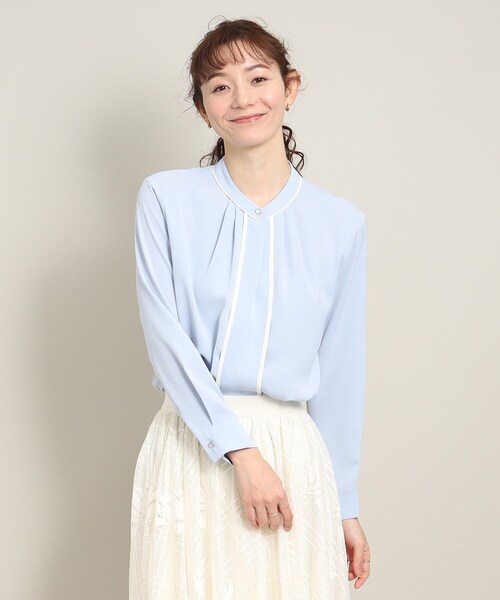 ITS'DEMO(イッツデモ)の「◆【オフィスに/さらりとした肌触り/ジャケット合わせもきまる】配色タックブラウス(シャツ/ブラウス・レディース・オフホワイト/サックスブルー/ブルー系その他・00)」の1枚目の写真