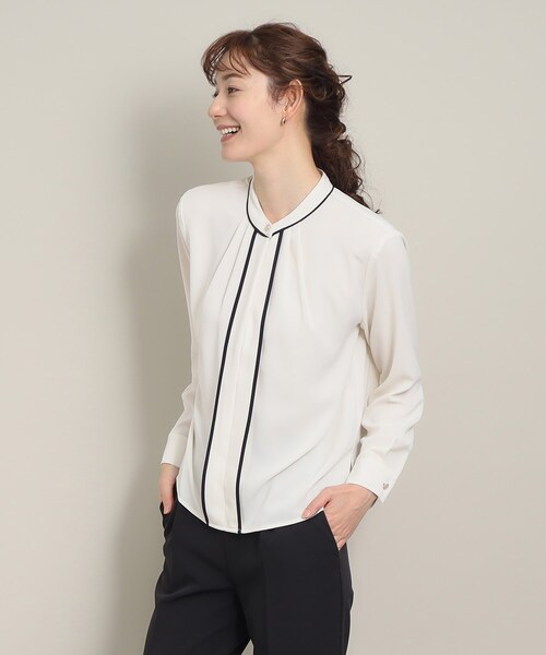 ITS'DEMO(イッツデモ)の「◆【オフィスに/さらりとした肌触り/ジャケット合わせもきまる】配色タックブラウス(シャツ/ブラウス・レディース・オフホワイト/サックスブルー/ブルー系その他・00)」の4枚目の写真