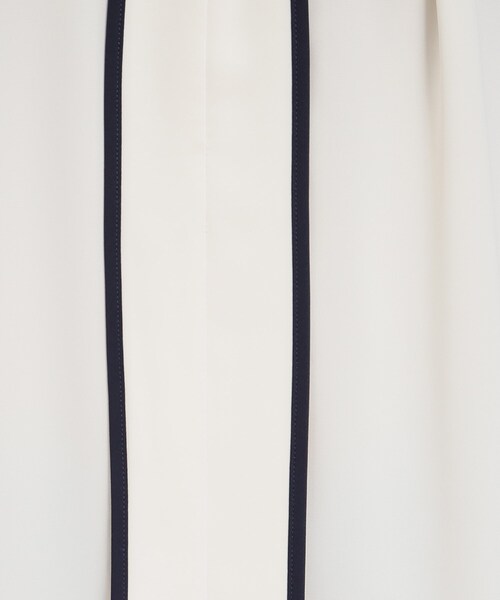 ITS'DEMO(イッツデモ)の「◆【オフィスに/さらりとした肌触り/ジャケット合わせもきまる】配色タックブラウス(シャツ/ブラウス・レディース・オフホワイト/サックスブルー/ブルー系その他・00)」の7枚目の写真