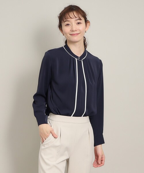 ITS'DEMO(イッツデモ)の「◆【オフィスに/さらりとした肌触り/ジャケット合わせもきまる】配色タックブラウス(シャツ/ブラウス・レディース・オフホワイト/サックスブルー/ブルー系その他・00)」の12枚目の写真