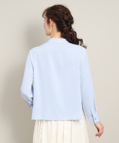 ITS'DEMO(イッツデモ)の「◆【オフィスに/さらりとした肌触り/ジャケット合わせもきまる】配色タックブラウス(シャツ/ブラウス・レディース・オフホワイト/サックスブルー/ブルー系その他・00)」の18枚目の写真