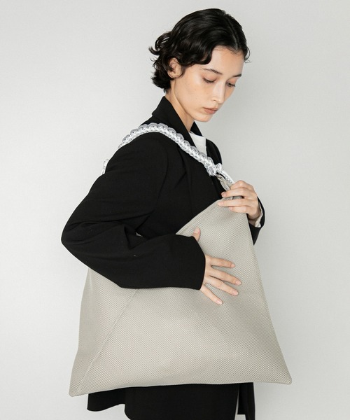 LE VERNIS(ル・ベルニ)の「LE VERNIS(ル・ベルニ)Paracord handle mesh bag(トートバッグ・レディース・イエロー/ネイビー/ベージュ/ブラウン/ブラック/ライトグレー・FREE)」の3枚目の写真
