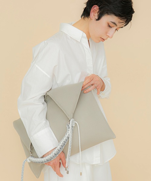LE VERNIS(ル・ベルニ)の「LE VERNIS(ル・ベルニ)Paracord handle mesh bag(トートバッグ・レディース・イエロー/ネイビー/ベージュ/ブラウン/ブラック・FREE)」の6枚目の写真