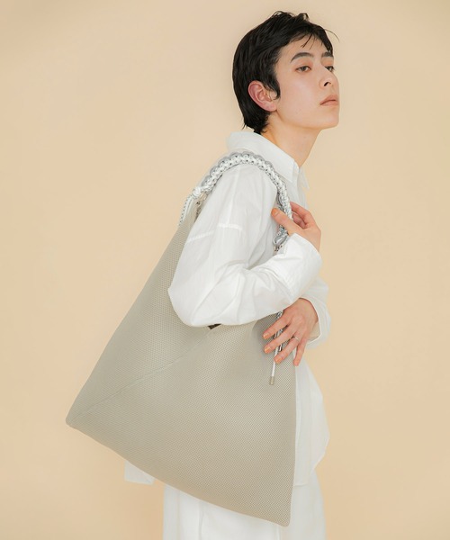 LE VERNIS(ル・ベルニ)の「LE VERNIS(ル・ベルニ)Paracord handle mesh bag(トートバッグ・レディース・イエロー/ネイビー/ベージュ/ブラウン/ブラック・FREE)」の7枚目の写真