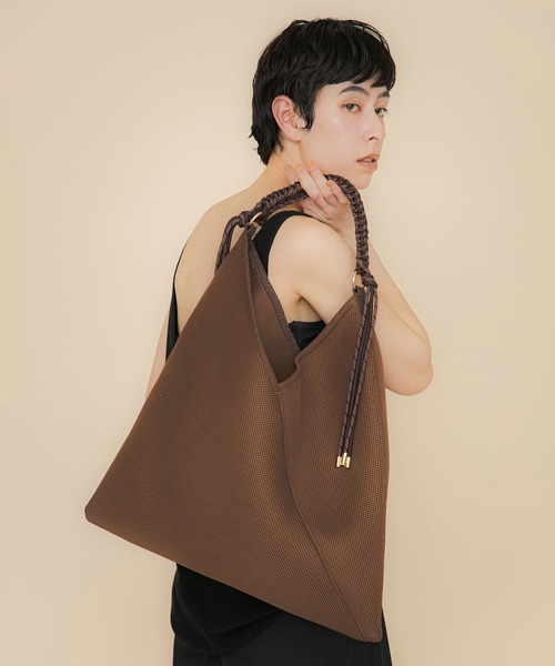LE VERNIS(ル・ベルニ)の「LE VERNIS(ル・ベルニ)Paracord handle mesh bag(トートバッグ・レディース・イエロー/ネイビー/ベージュ/ブラウン/ブラック・FREE)」の20枚目の写真