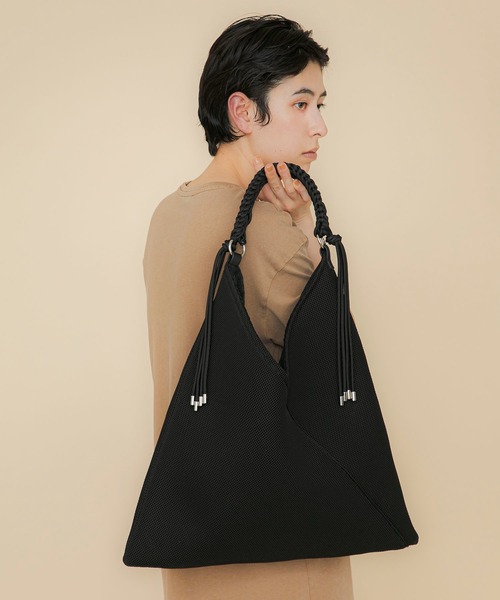 LE VERNIS(ル・ベルニ)の「LE VERNIS(ル・ベルニ)Paracord handle mesh bag(トートバッグ・レディース・イエロー/ネイビー/ベージュ/ブラウン/ブラック・FREE)」の16枚目の写真