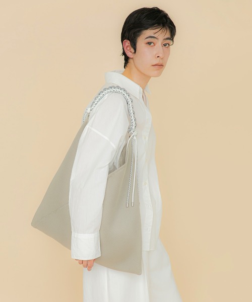 LE VERNIS(ル・ベルニ)の「LE VERNIS(ル・ベルニ)Paracord handle mesh bag(トートバッグ・レディース・イエロー/ネイビー/ベージュ/ブラウン/ブラック・FREE)」の18枚目の写真