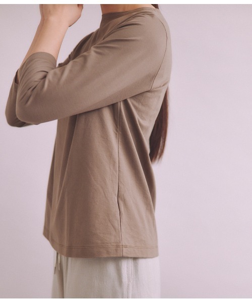 SIPULI（シプリ）の「［Elama］Organic Cotton Cross Jersey ボートネックプルオーバー（Tシャツ/カットソー・レディース・カーキ/ライトグレー・3/2）」の8枚目の写真