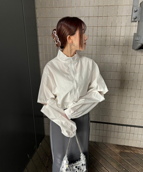 ISOOK(アイスー)の「【ISOOK / アイスー】カットアウトジップブルゾン / 肌見せ カットアウトデザイン ジップアップブルゾン(ブルゾン・レディース・ブラック/ホワイト・FREE)」の8枚目の写真