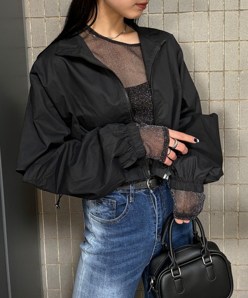ISOOK(アイスー)の「【ISOOK / アイスー】カットアウトジップブルゾン / 肌見せ カットアウトデザイン ジップアップブルゾン(ブルゾン・レディース・ブラック/ホワイト・FREE)」の3枚目の写真