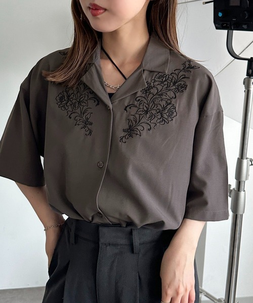 apres jour mignon（アプレジュールミニョン）の「刺繍開襟シャツ【ZOZOTOWN限定アイテム】（シャツ/ブラウス・レディース・ブラック/ブルー/チャコールグレー・X-LARGE/フリー）」の2枚目の写真