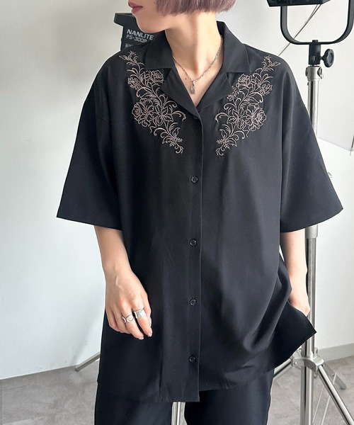 apres jour mignon（アプレジュールミニョン）の「刺繍開襟シャツ【ZOZOTOWN限定アイテム】（シャツ/ブラウス・レディース・ブラック/ブルー/チャコールグレー・X-LARGE/フリー）」の4枚目の写真