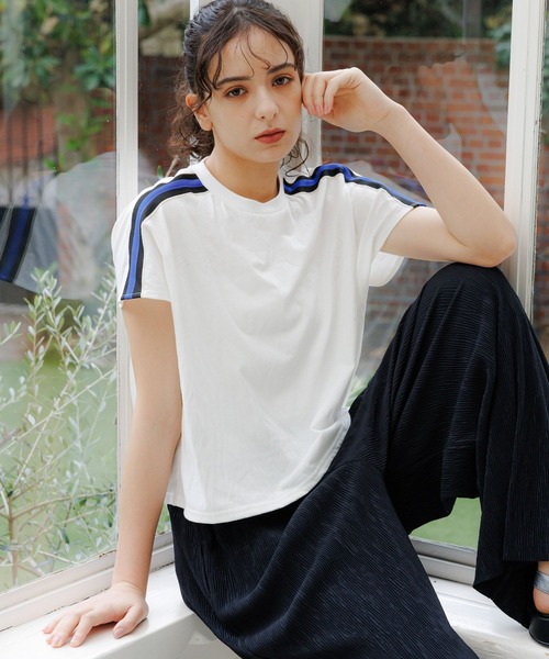 LAKOLE（ラコレ）の「袖ラインTEE / 115151（Tシャツ/カットソー・レディース・ブラック/ネイビー/オフホワイト・SMALL/MEDIUM）」の2枚目の写真