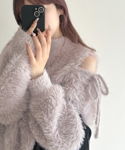 mily bilet(ミウィビレット)の「【mily bilet】冬も、ちらっと女性らしい肌見せ。肩スリットシャギーニットプルオーバー(ニット/セーター・レディース・チャコールグレー/ピンクベージュ/アイボリー/グレイッシュブルー・X-LARGE/LARGE/MEDIUM/SMALL)」の4枚目の写真
