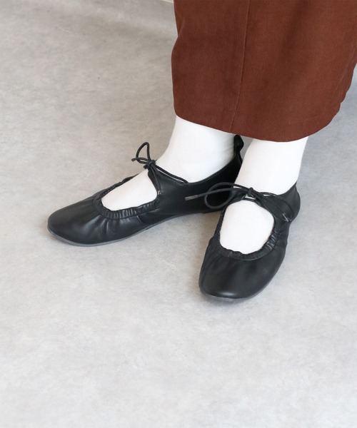 cepo（セポ）の「〈軽量〉リボンギャザー・ラウンドトゥフラットバレエシューズ（バレエシューズ・レディース・ブラック/シルバー・M/L）」の2枚目の写真