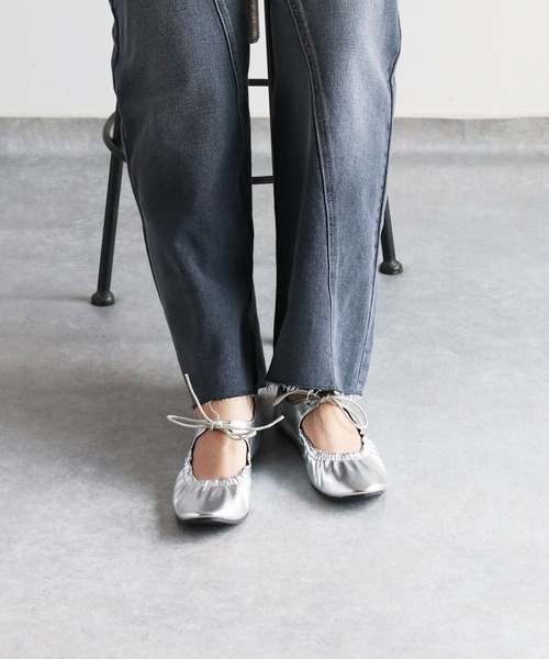 cepo（セポ）の「〈軽量〉リボンギャザー・ラウンドトゥフラットバレエシューズ（バレエシューズ・レディース・ブラック/シルバー・M/L）」の5枚目の写真