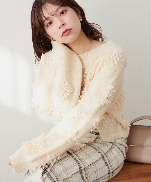 natural couture（ナチュラルクチュール）の「もしゃもしゃフラワーライクショートニット（ニット/セーター・レディース・オフホワイト/チャコールグレー/オレンジ/モカ/ピンク/レッド系その他・FREE）」の2枚目の写真