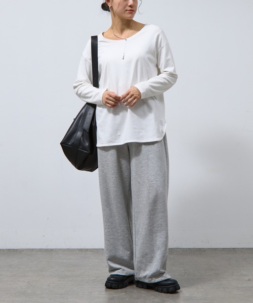 COLONY 2139(コロニートゥーワンスリーナイン)の「スマート裾ラウンド長袖Tシャツ(Tシャツ/カットソー・レディース・チャコールグレー/ホワイト/ブラック・FREE)」の4枚目の写真