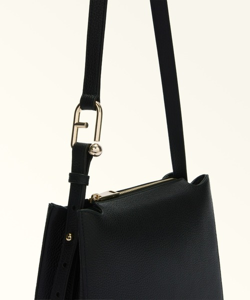 FURLA（フルラ）の「フルラ ヌヴォラ クロスボディバッグ S（ショルダーバッグ・レディース・ライトオリーブ/ダークグレー/ブラック/ライトブルー/コーラル/ライトホワイト/フューシャピンク/グレイッシュブルー/グレイッシュベージュ・ONE SIZE）」の16枚目の写真