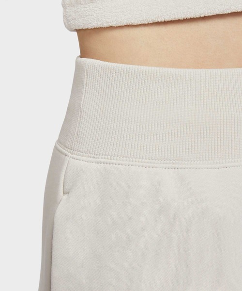 NIKE（ナイキ）の「ナイキ スポーツウェア フェニックス フリース ウィメンズ スリム ミニ スカート / Nike Sportswear Phoenix Fleece Women's Slim Mini Skirt FV6319-104 Light Orewood Brown（スカート・レディース・ブラウン系その他・S/M/L/XL/XS）」の8枚目の写真