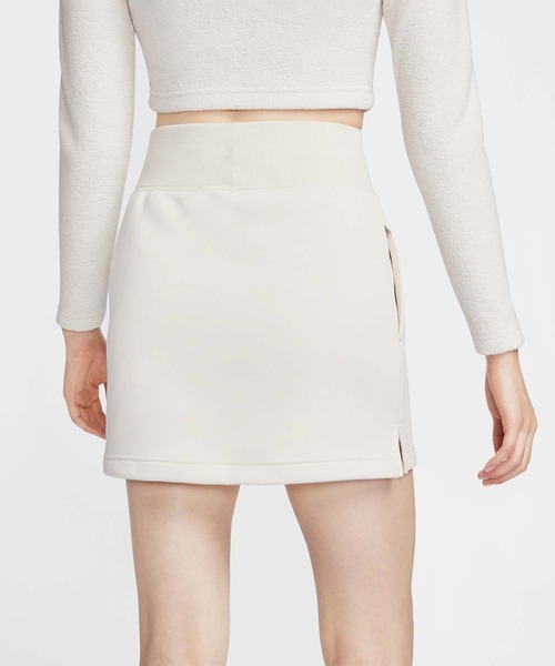 NIKE（ナイキ）の「ナイキ スポーツウェア フェニックス フリース ウィメンズ スリム ミニ スカート / Nike Sportswear Phoenix Fleece Women's Slim Mini Skirt FV6319-104 Light Orewood Brown（スカート・レディース・ブラウン系その他・S/M/L/XL/XS）」の4枚目の写真