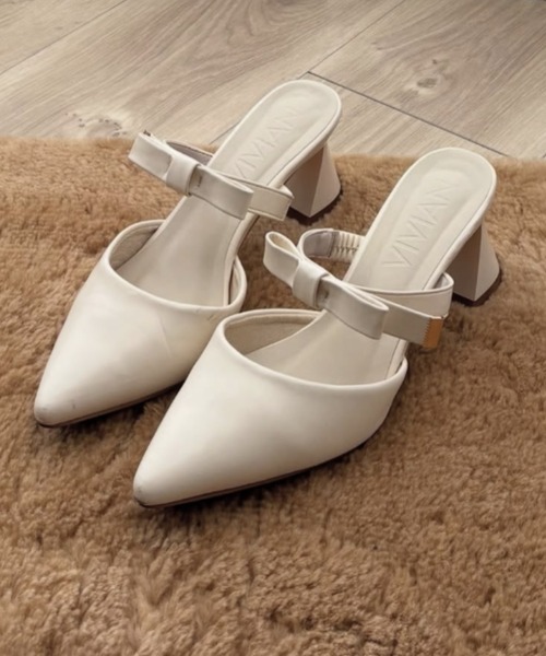 VIVIAN（ヴィヴィアン）の「ポインテッドトゥリボンストラップミュールパンプス　結婚式 二次会 パーティー フォーマル オケージョン（パンプス・レディース・クリアブラック/ブラック系その他2/ホワイト系その他5/ミント・M/L/LL/S）」の2枚目の写真