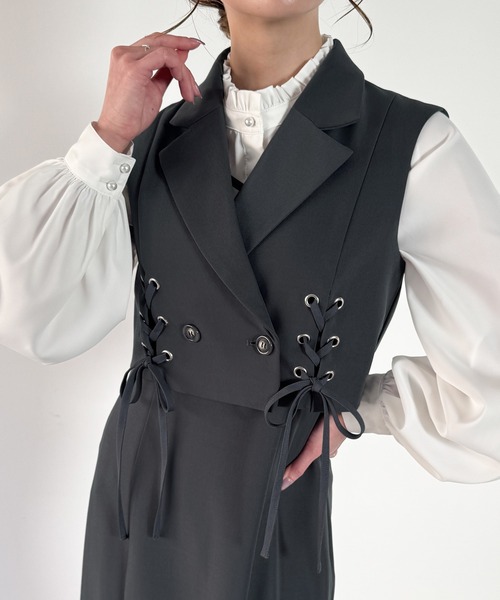 JUNOAH（ジュノア）の「レースアップショートジレ+胸元クロスマーメイドキャミワンピース　set（セットアップ・レディース・ブラック/チャコール/グレー・X-LARGE/LARGE/MEDIUM）」の17枚目の写真