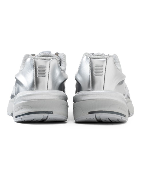 FILA(フィラ)の「REPLICA 2002(スニーカー・レディース・シルバー・27.5cm/27.0cm/26.5cm/26.0cm/25.5cm/25.0cm/24.5cm/24.0cm/23.5cm/23.0cm/29.0cm/28.0cm)」の3枚目の写真