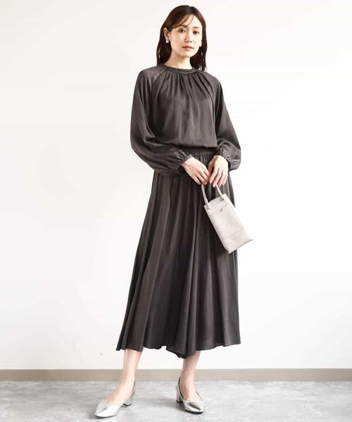 MK MICHEL KLEIN（エムケーミッシェルクラン）の「サテンガウチョパンツ/接触冷感/洗える（その他パンツ・レディース・ブルー/ライトグレー/ネイビー/ラベンダー/ダークグレー/ライトブラウン/カーキ/ミント/ライトブルー/ダークカーキ/ダークネイビー/カリビアンブルー/ベージュ/モカ/ピンク/ブルーグリーン/ライトベージュ・38）」の19枚目の写真