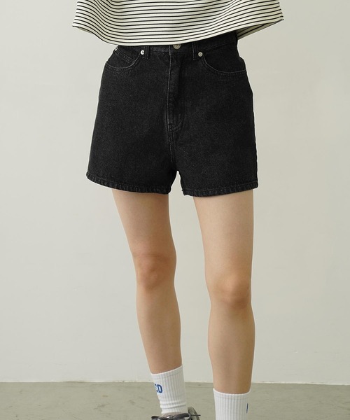 MILKFED.（ミルクフェド）の「COOPER HEART DENIM SHORT PANTS（デニムパンツ・レディース・ライトインディゴブルー/ブラック・M/S）」の4枚目の写真