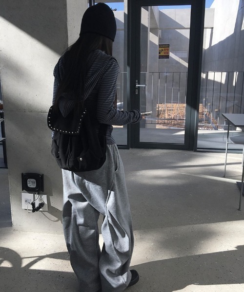 anyonemore(エニワンモア)の「バック切替タックワイドトレーニングパンツ(スウェットパンツ・レディース・グレー・FREE)」の12枚目の写真