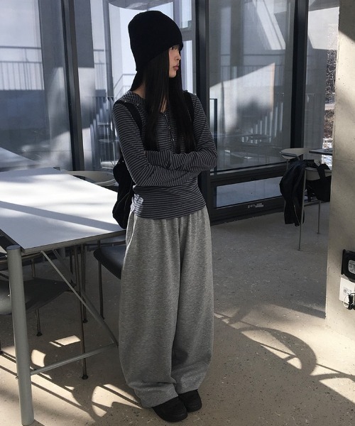 anyonemore(エニワンモア)の「バック切替タックワイドトレーニングパンツ(スウェットパンツ・レディース・グレー・FREE)」の11枚目の写真