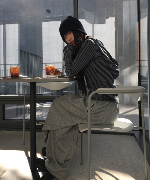 anyonemore(エニワンモア)の「バック切替タックワイドトレーニングパンツ(スウェットパンツ・レディース・グレー・FREE)」の10枚目の写真