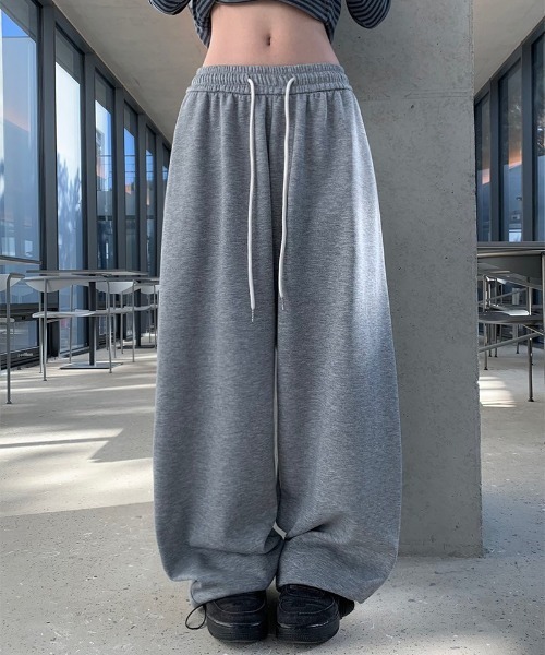 anyonemore(エニワンモア)の「バック切替タックワイドトレーニングパンツ(スウェットパンツ・レディース・グレー・FREE)」の2枚目の写真
