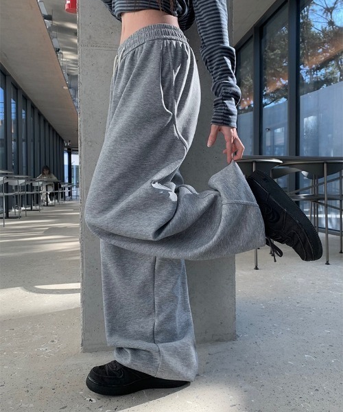 anyonemore(エニワンモア)の「バック切替タックワイドトレーニングパンツ(スウェットパンツ・レディース・グレー・FREE)」の3枚目の写真