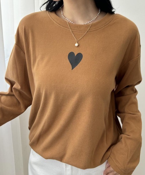 maison de LATIR(メゾンドラティール)の「ワンポイントハートトップス(Tシャツ/カットソー・レディース・ブラック/キャメル/ホワイト・ONESIZE)」の1枚目の写真