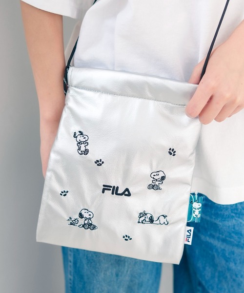 FILA(フィラ)の「【FILA/フィラ × PEANUTS/ピーナッツ】フロント刺繍 ドローストリングミニショルダーバッグ(ショルダーバッグ・レディース・シルバー/ブラック/ホワイト・FREE)」の1枚目の写真