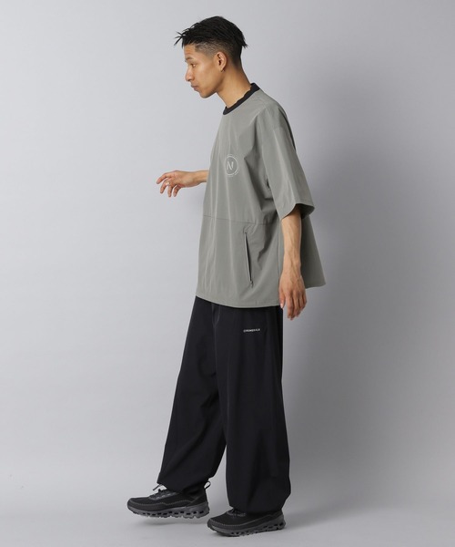 NUMERALS（ヌメラルズ）の「【NUMERALS】ライトシェルプルオーバー（Tシャツ/カットソー・メンズ・グレー/カーキ/ブラック・MEDIUM/LARGE）」の5枚目の写真