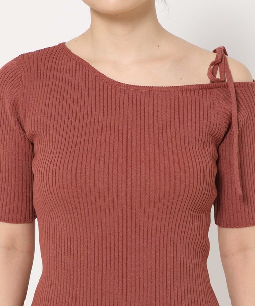 mysty woman(ミスティウーマン)の「アシメネックストリングプルオーバー 493903(ニット/セーター・レディース・ブラック/オフホワイト/ブラウン系その他・FREE)」の5枚目の写真