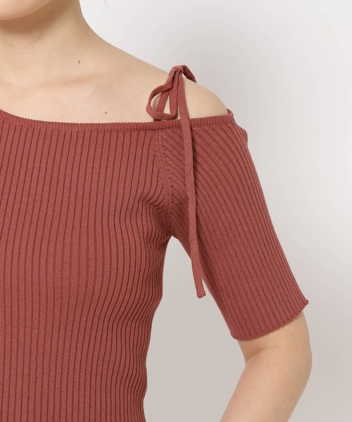 mysty woman(ミスティウーマン)の「アシメネックストリングプルオーバー 493903(ニット/セーター・レディース・ブラック/オフホワイト/ブラウン系その他・FREE)」の4枚目の写真