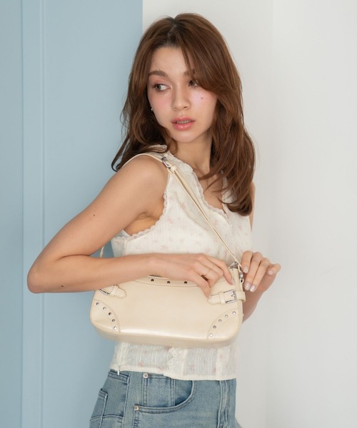 Nu(ニュー)の「【Nu】スタッズ付きショルダーバッグ(ショルダーバッグ・レディース・ピンク/ブラック/オフホワイト・ONE SIZE)」の5枚目の写真